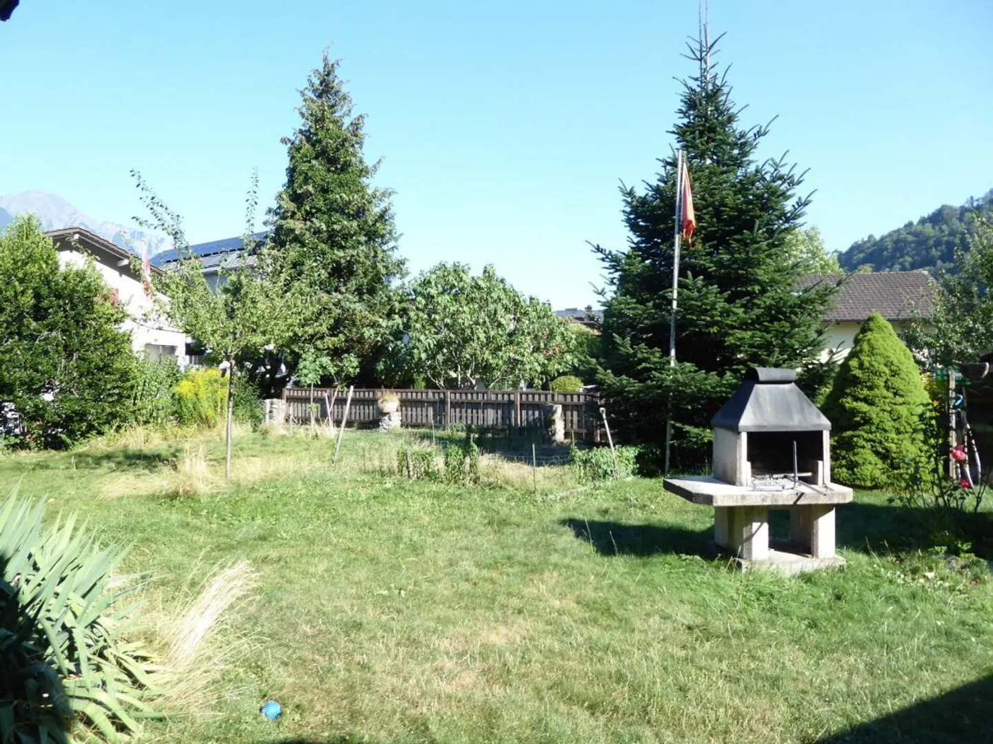 freistehendes Zweifamilienhaus mit Garagen und grosszügigem Umschwung - Foto 24 von 26