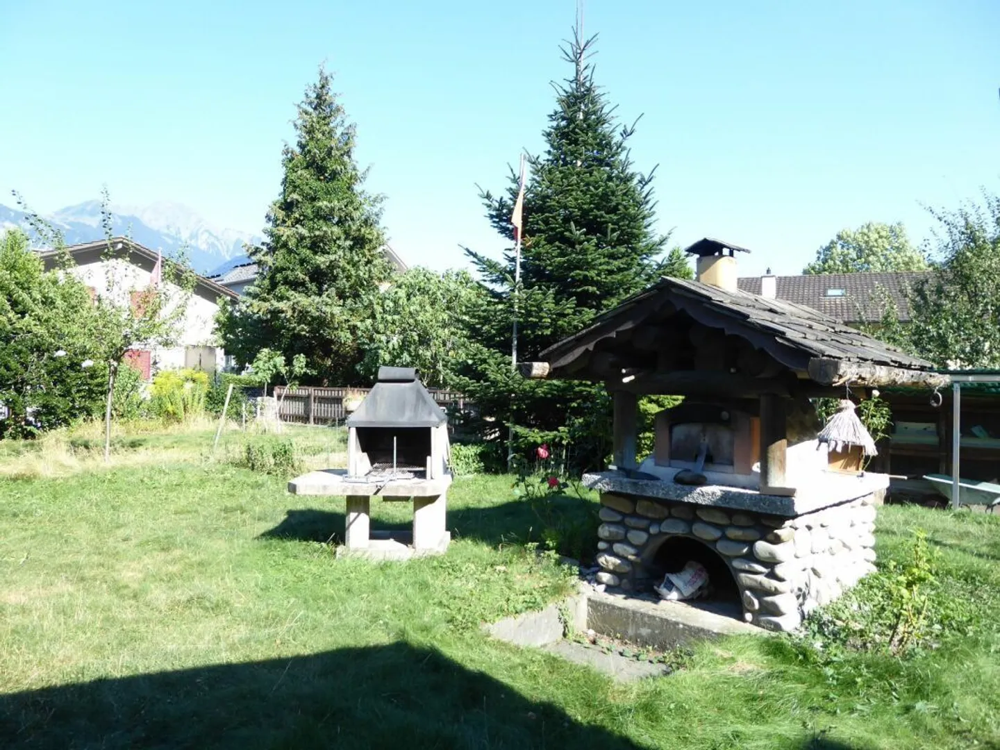 freistehendes Zweifamilienhaus mit Garagen und grosszügigem Umschwung - Foto 25 von 26