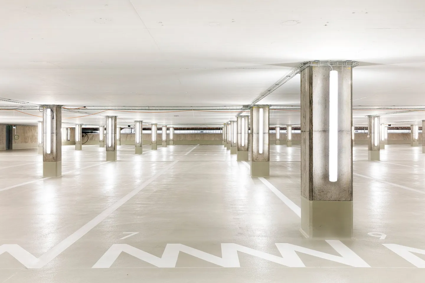 Parking spaces at the Bühler site (with charging station if needed) - Photo 2 of 2