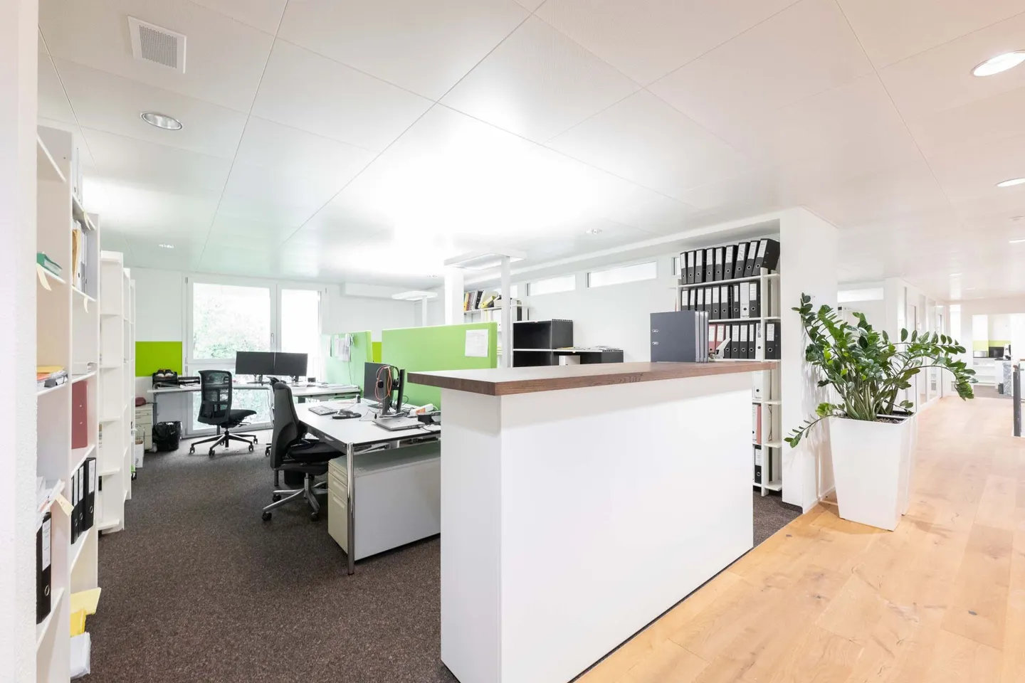 Bright and modern office or practice rooms in the heart of Brunnen - Photo 1 of 12