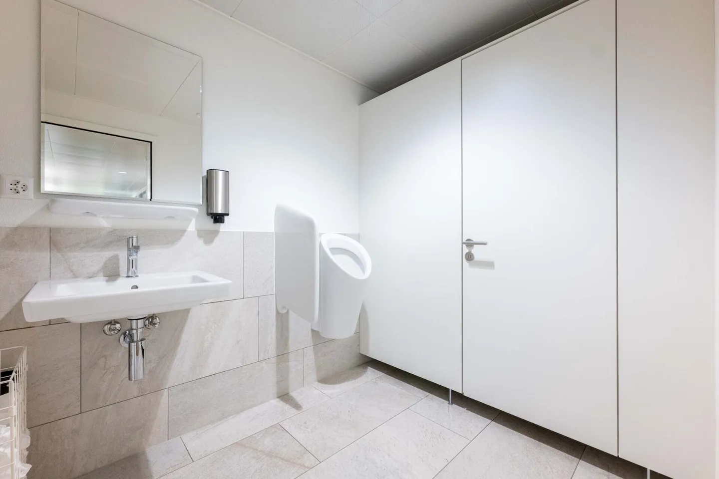 Bright and modern office or practice rooms in the heart of Brunnen - Photo 3 of 12