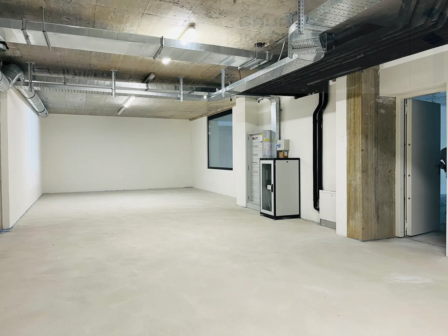 MODERN OPEN SPACE OFFICE - Photo 6 of 7