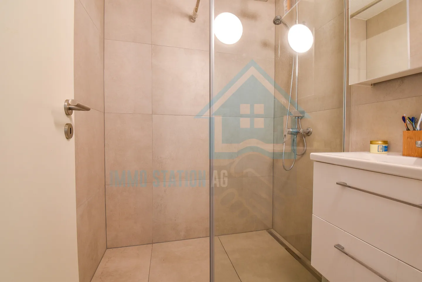 Appartamento ristrutturato con 4 stanze a Reinach AG - investimento ideale - Foto 7 di 10