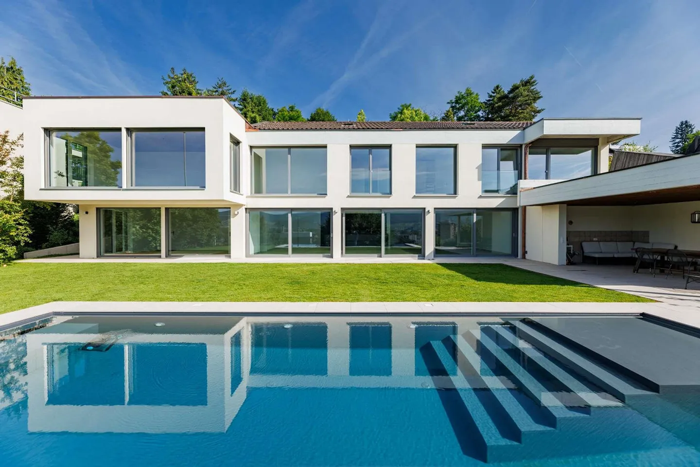 Exclusive 7-room villa with infinity pool and 2-room apartment - Photo 1 of 15