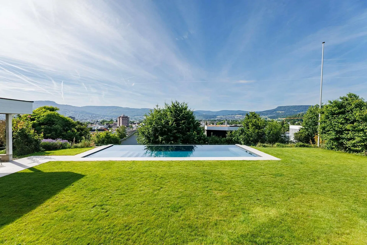 Exclusive 7-room villa with infinity pool and 2-room apartment - Photo 2 of 15
