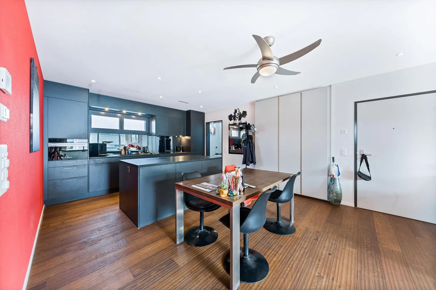 Bright Apartment with Modern Features - Photo 4 of 11