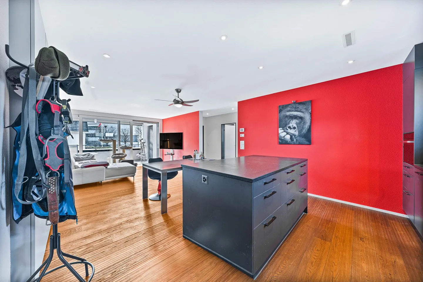 Bright Apartment with Modern Features - Photo 6 of 11