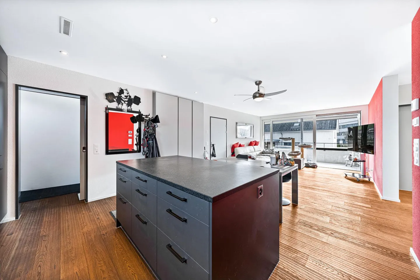 Bright Apartment with Modern Features - Photo 7 of 11