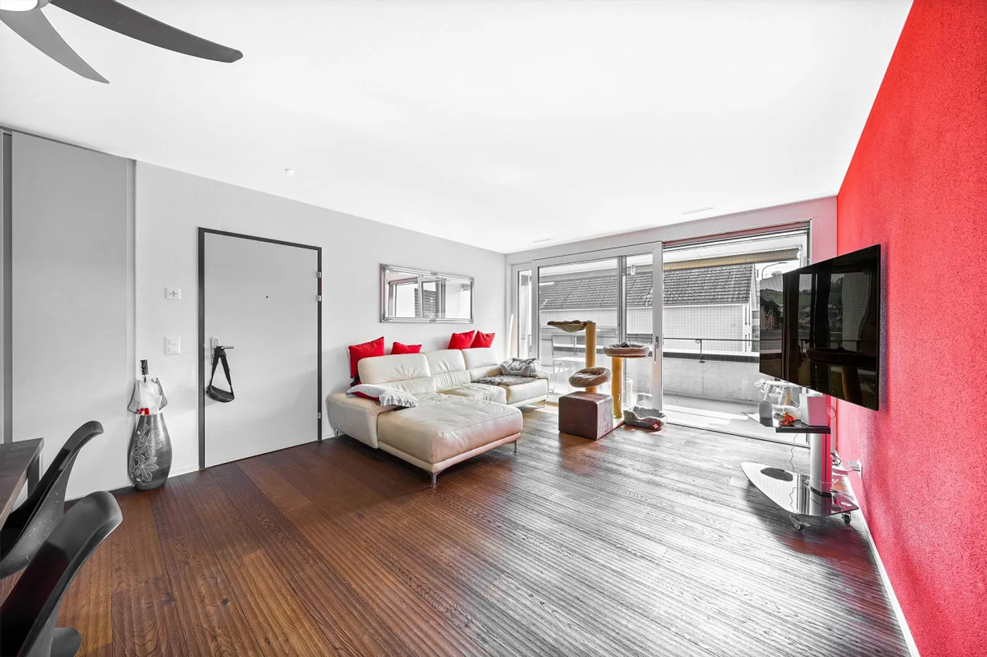 Bright Apartment with Modern Features - Photo 5 of 11