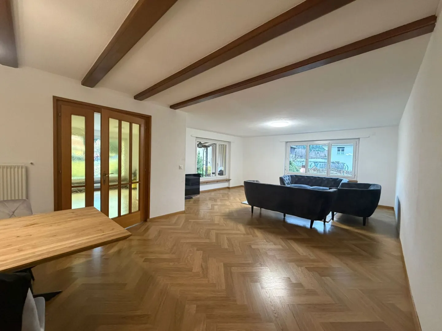 Luminoso appartamento al piano terra di 4½ locali con 137 m² e area salotto coperta - Foto 2 di 16