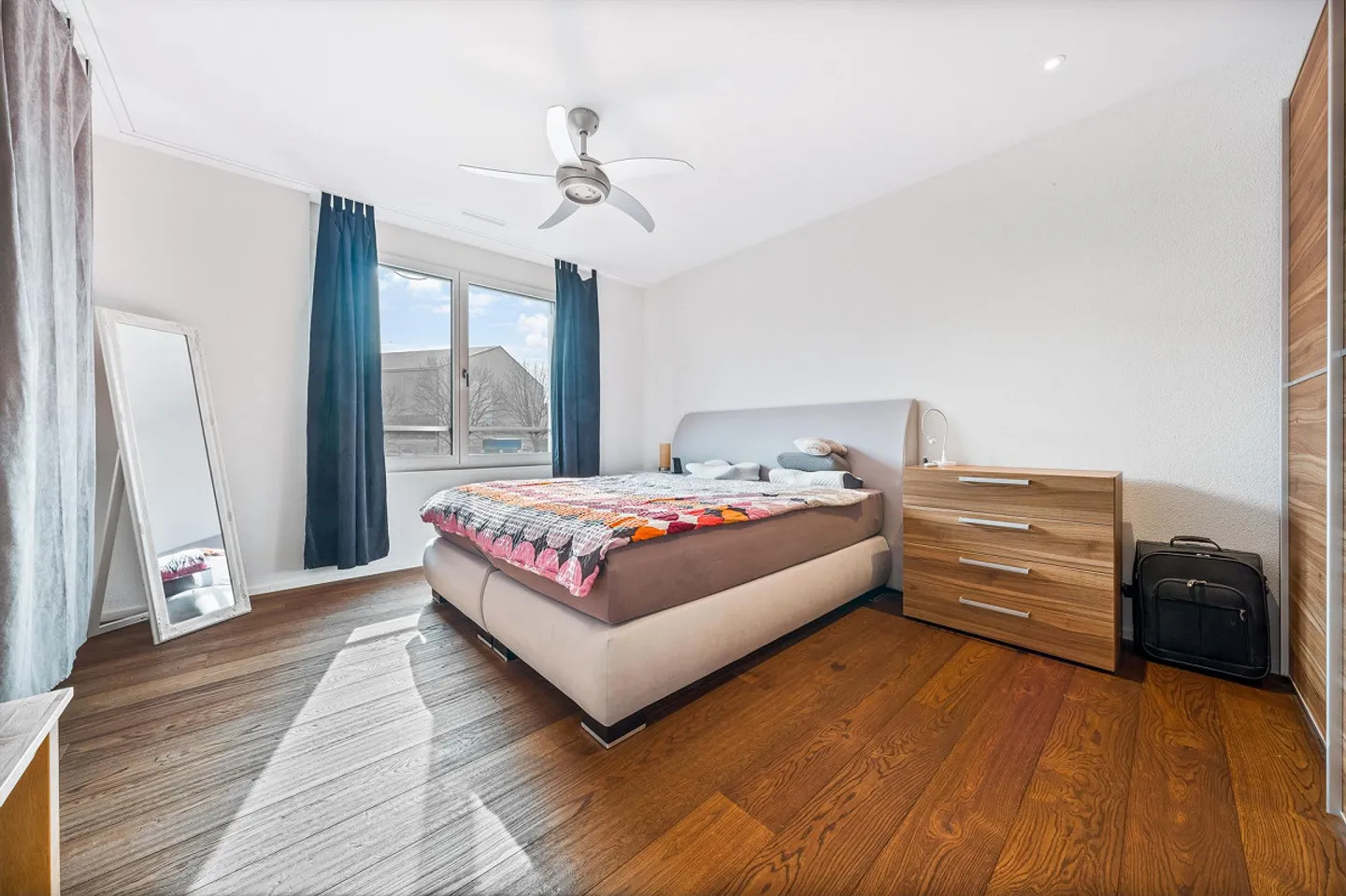 Bright Apartment with Modern Features - Photo 8 of 11