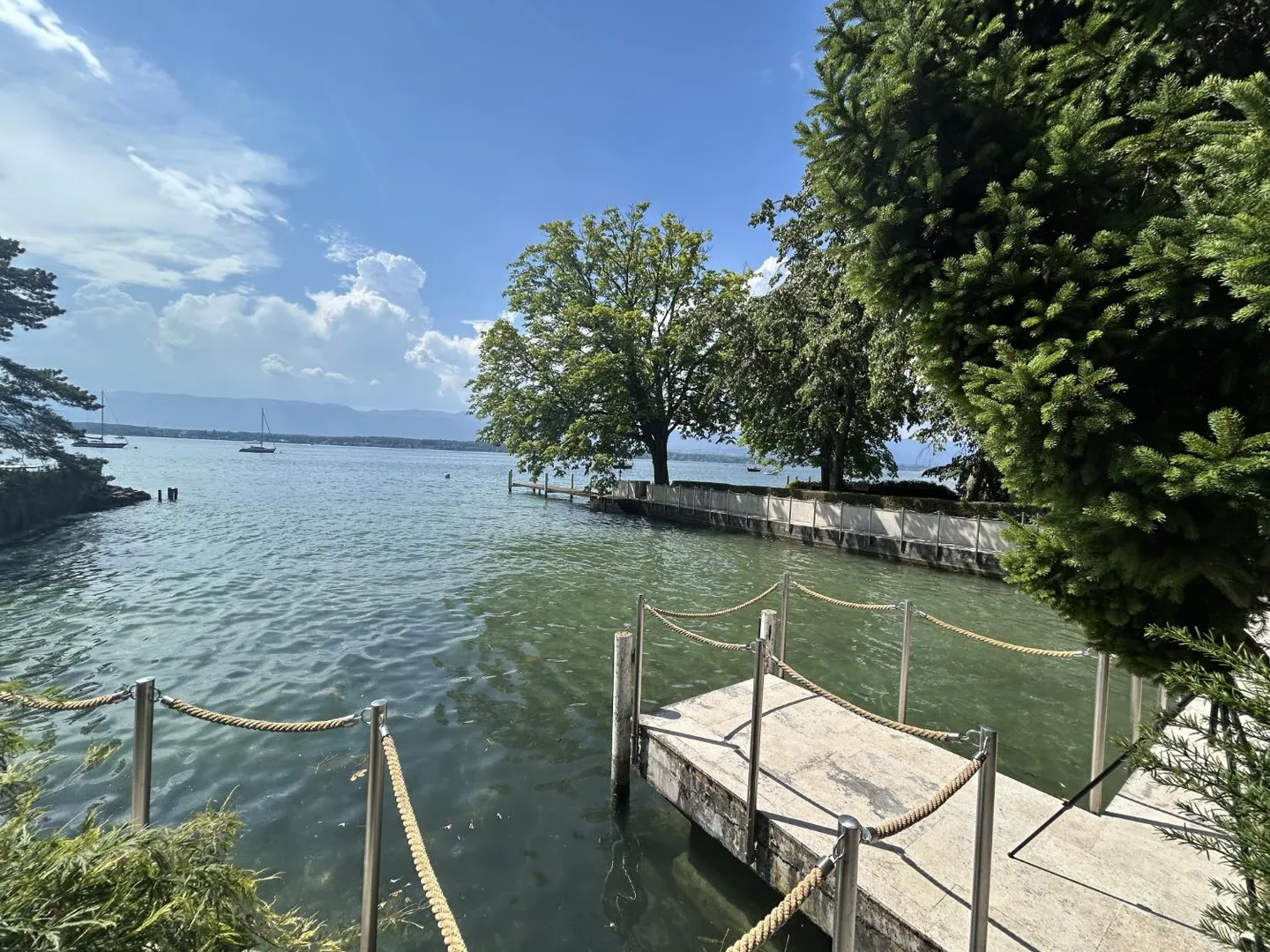 Exceptional waterfront villa - Photo 2 of 3