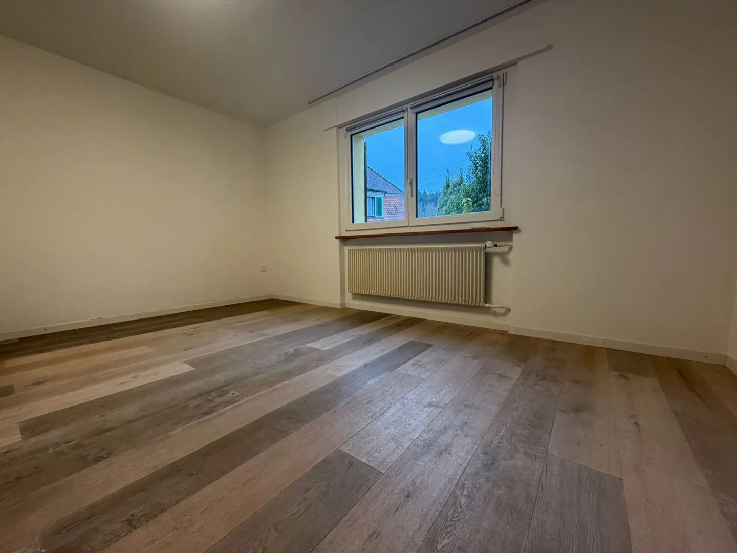 Luminoso appartamento al piano terra di 4½ locali con 137 m² e area salotto coperta - Foto 5 di 16