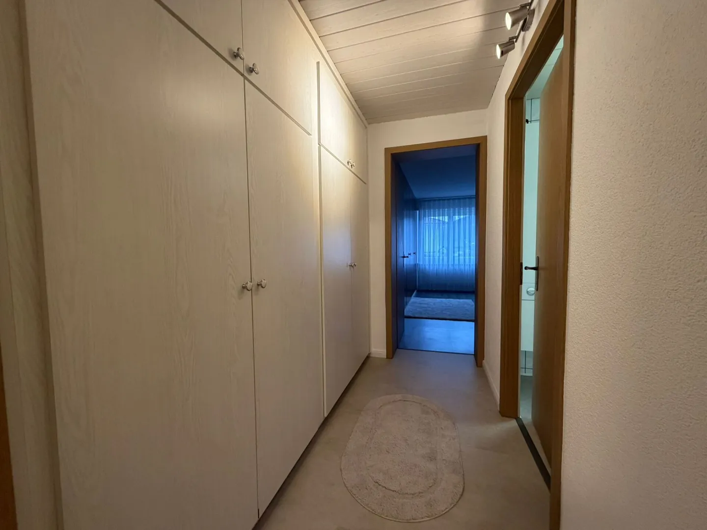 Luminoso appartamento al piano terra di 4½ locali con 137 m² e area salotto coperta - Foto 6 di 16