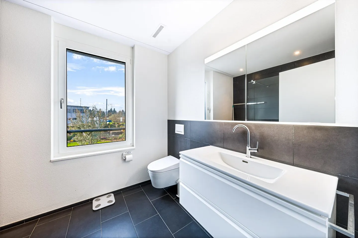 Bright Apartment with Modern Features - Photo 10 of 11
