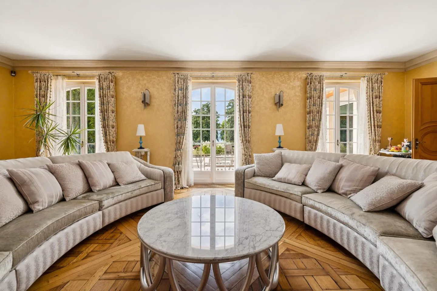 Exceptional waterfront villa - Photo 3 of 3