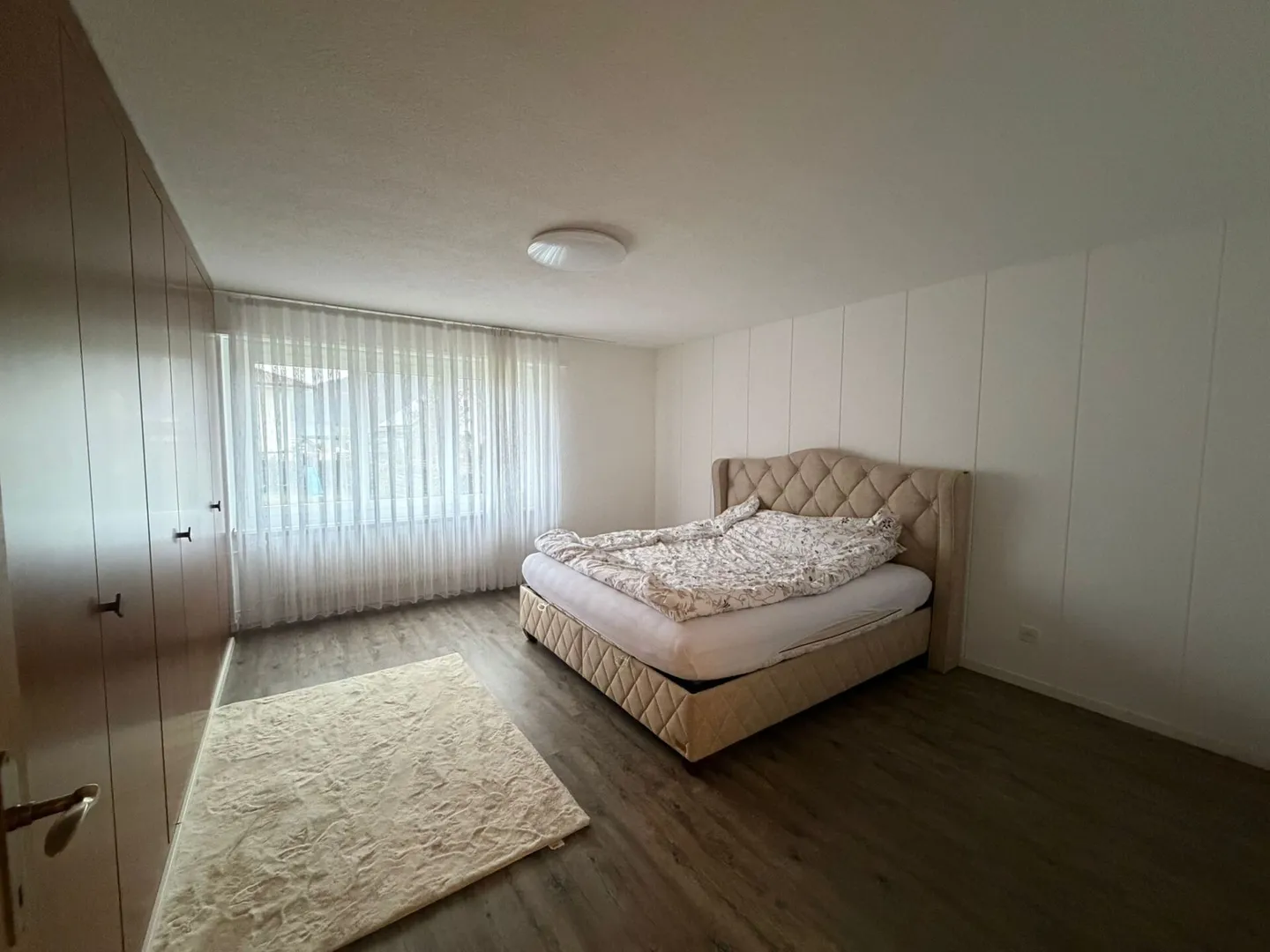 Luminoso appartamento al piano terra di 4½ locali con 137 m² e area salotto coperta - Foto 4 di 16