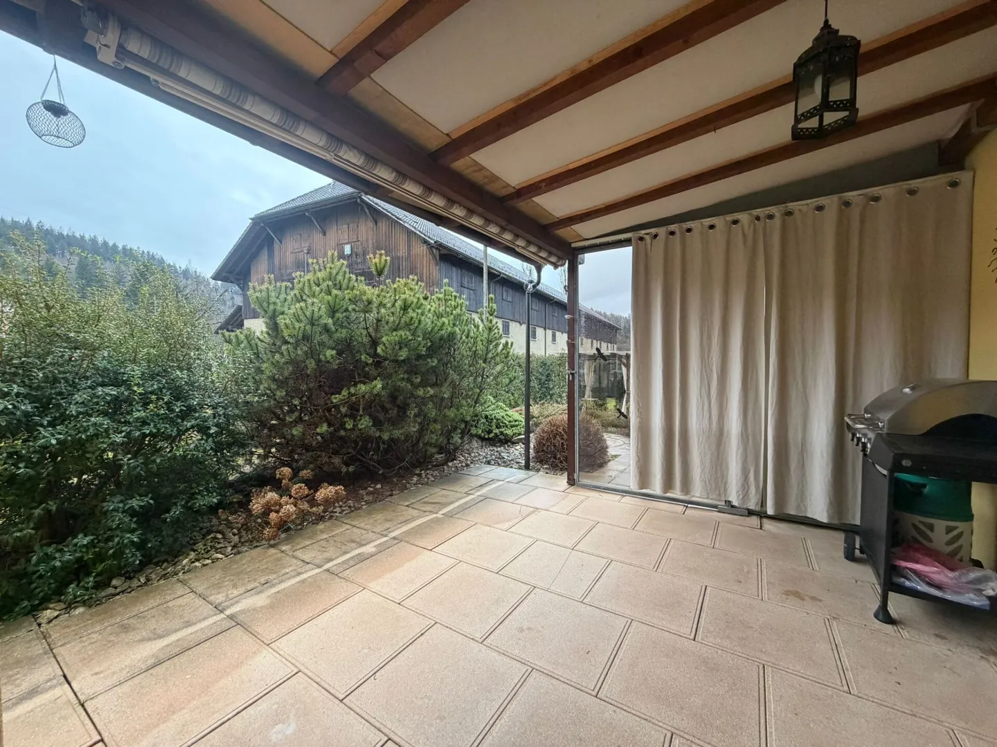 Luminoso appartamento al piano terra di 4½ locali con 137 m² e area salotto coperta - Foto 12 di 16