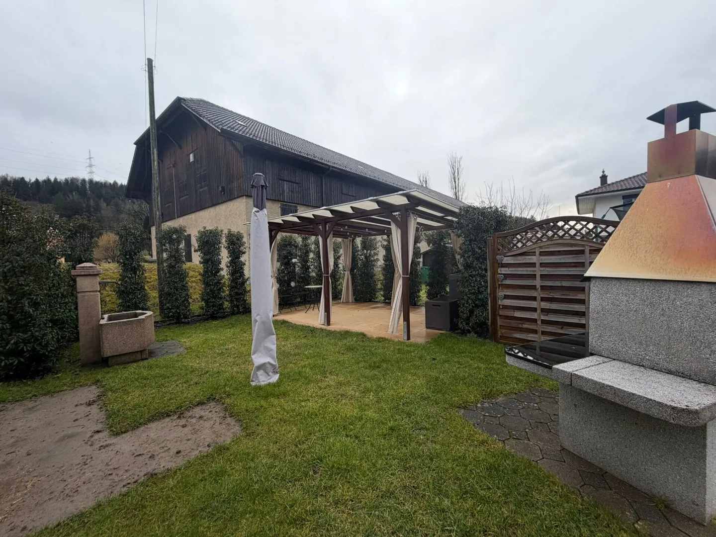 Luminoso appartamento al piano terra di 4½ locali con 137 m² e area salotto coperta - Foto 13 di 16