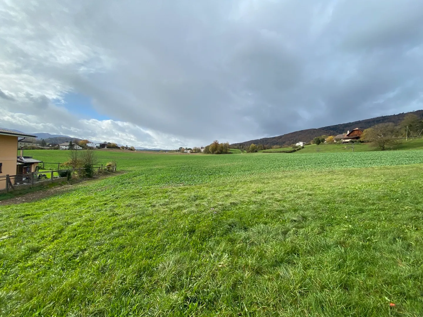 Terrain de 1'966 m2 idéalement situé dans un quartier résidentiel  - Photo 2 sur 6