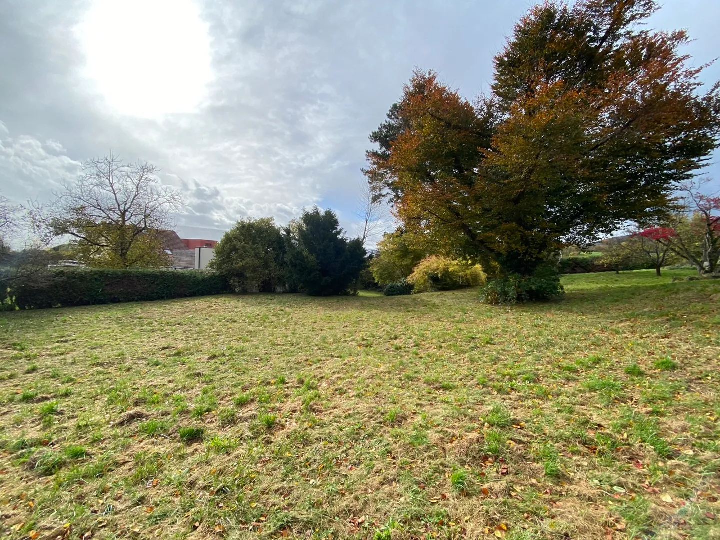 Terrain de 1'966 m2 idéalement situé dans un quartier résidentiel  - Photo 3 sur 6