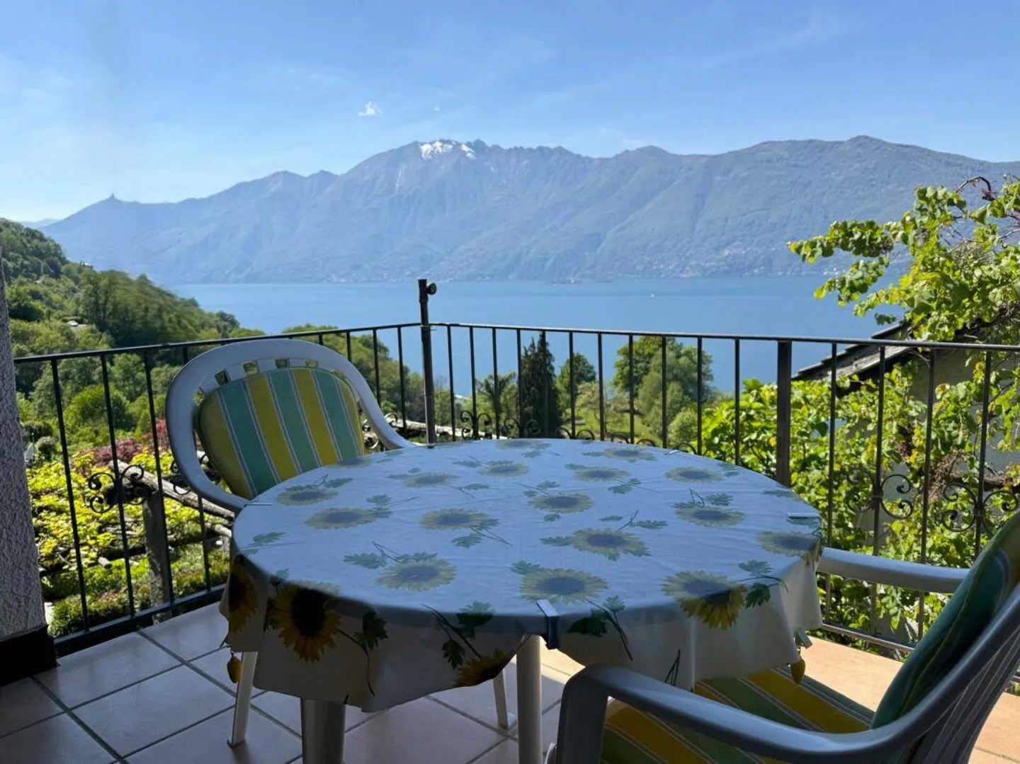 Casa angolare con bella vista sul lago - Foto 1 di 9