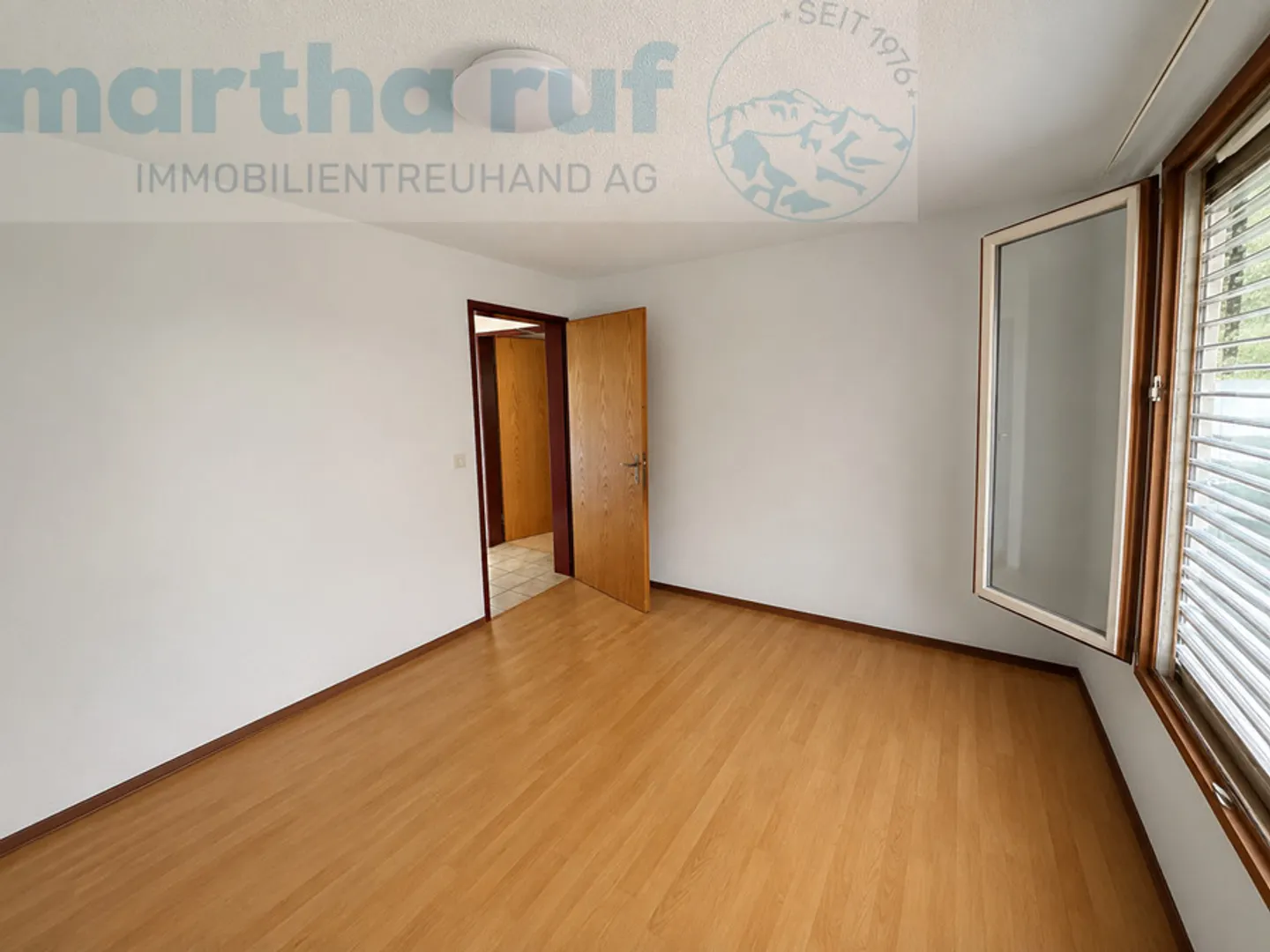 Appartement spacieux de 4,5 pièces au rez-de-chaussée - Photo 6 sur 12