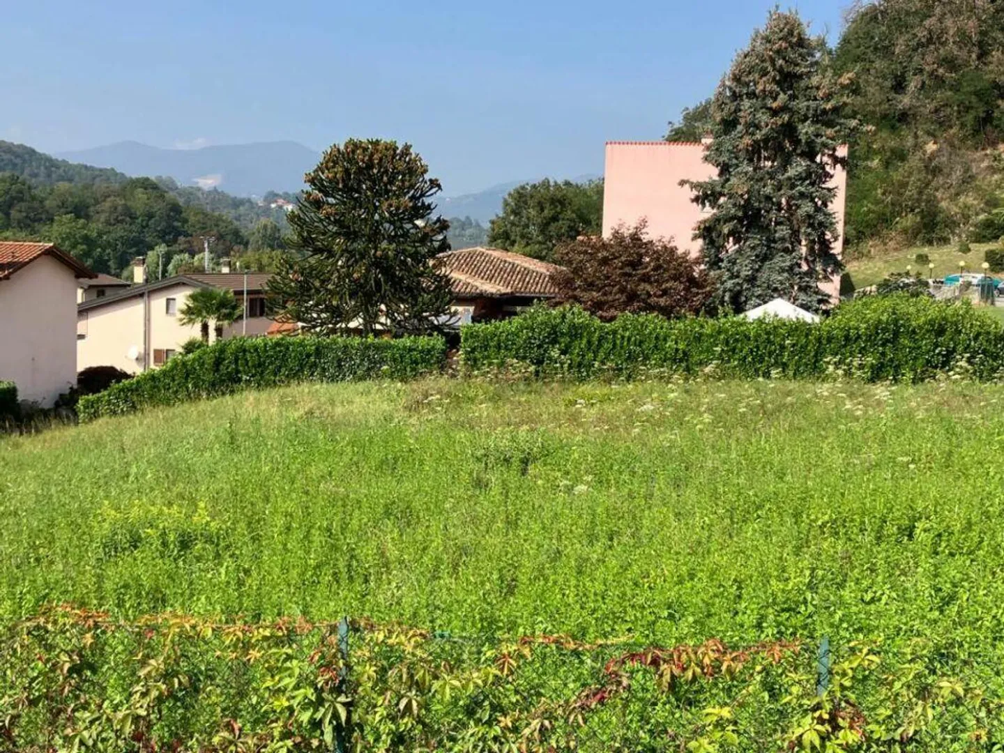 Building plot of 750 m² in sunny location with unobstructed view - Photo 1 of 3