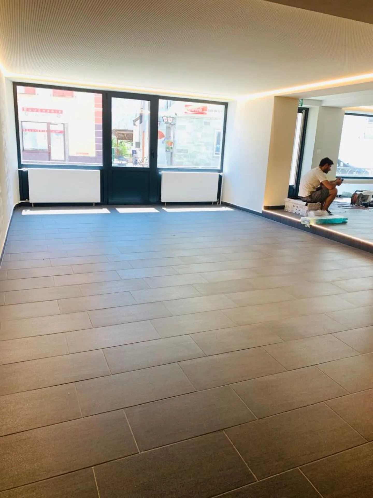 Lotti PPE in un edificio misto idealmente situato in Piazza Centrale a St-Léonard - Foto 3 di 9