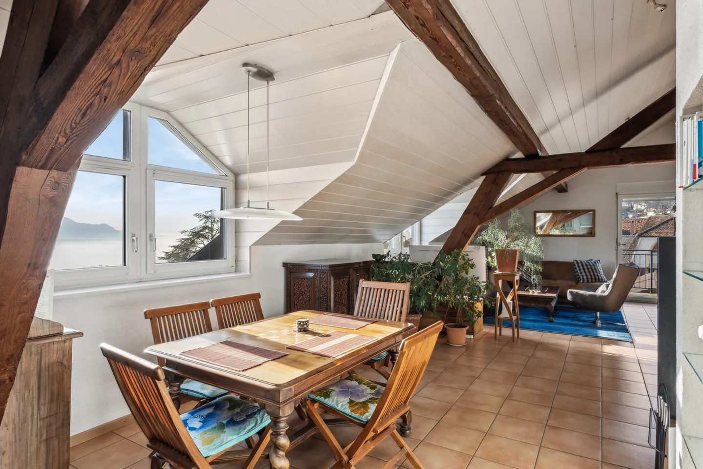 Charme et cachet pour ce joli appartement. A visiter ! - Photo 2 sur 11