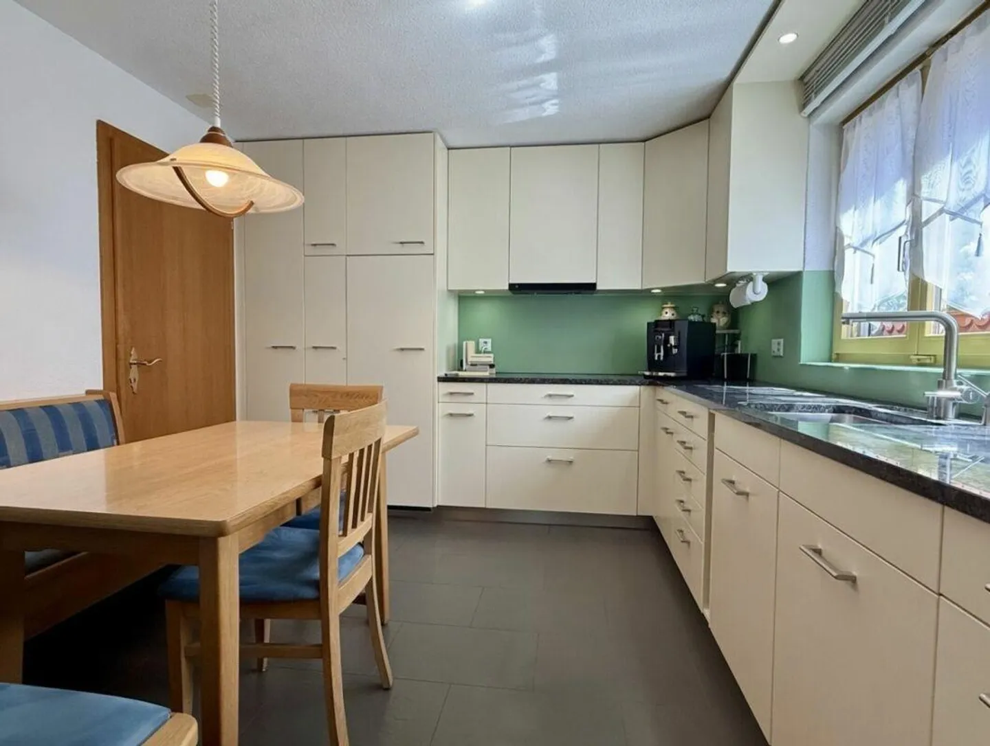 Casa bifamiliare di 7,5 stanze in una zona residenziale tranquilla - Foto 2 di 7