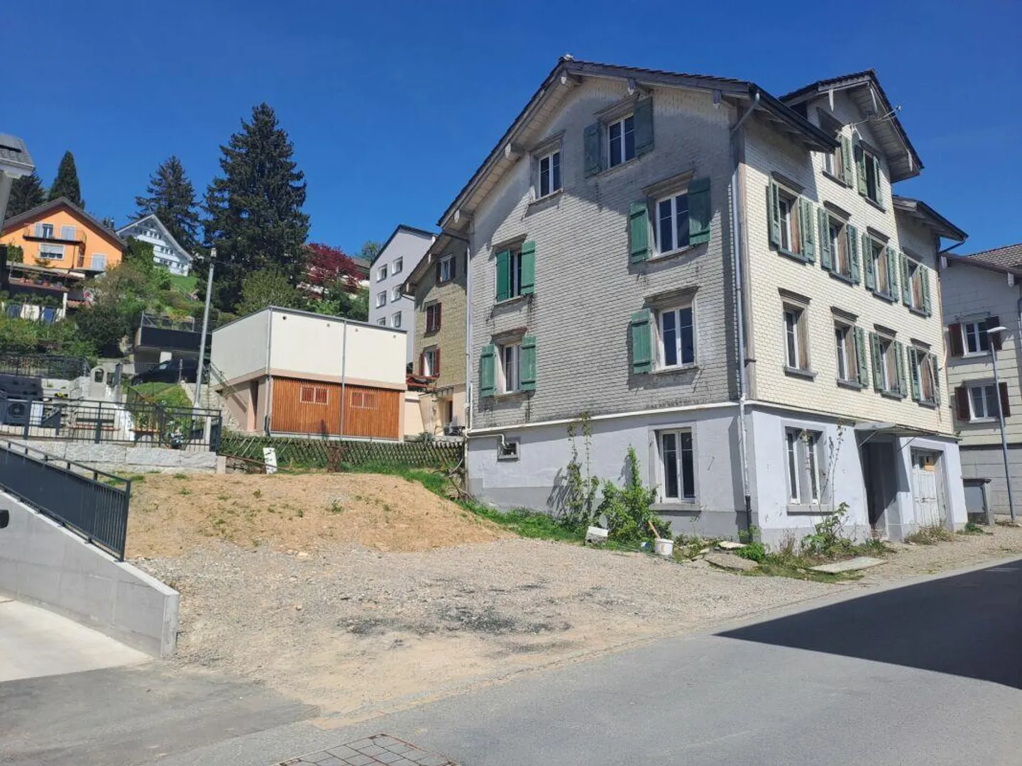 Casa multifamiliare da ristrutturare con potenziale di sviluppo - Foto 3 di 11