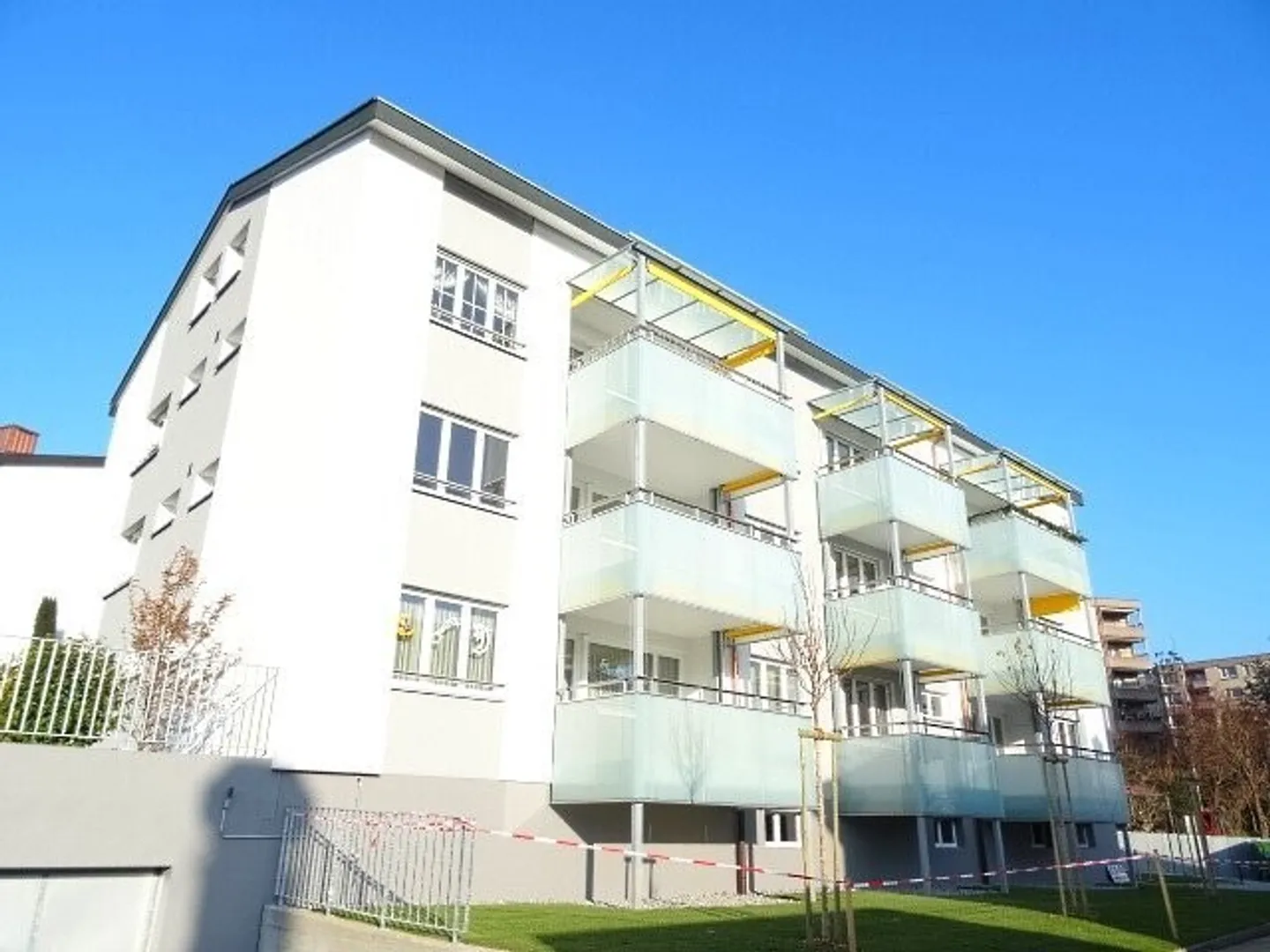 Appartement moderne de 4,5 pièces de 95 m² au 2ème étage avec grand balcon - Photo 1 sur 9