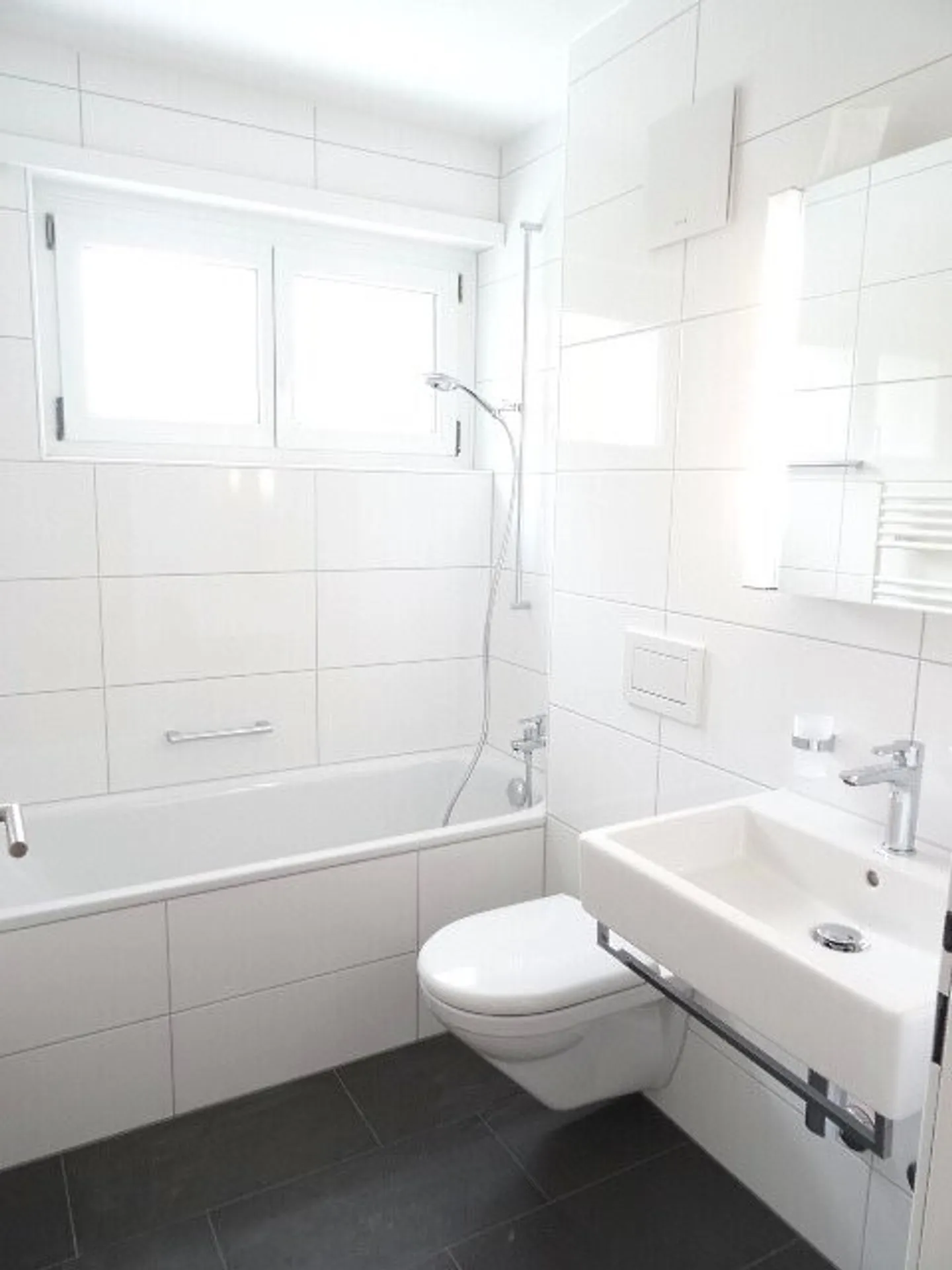 Appartement moderne de 4,5 pièces de 95 m² au 2ème étage avec grand balcon - Photo 5 sur 9