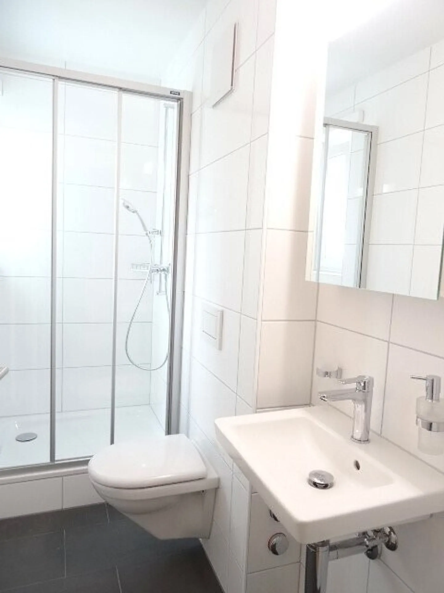 Appartement moderne de 4,5 pièces de 95 m² au 2ème étage avec grand balcon - Photo 6 sur 9