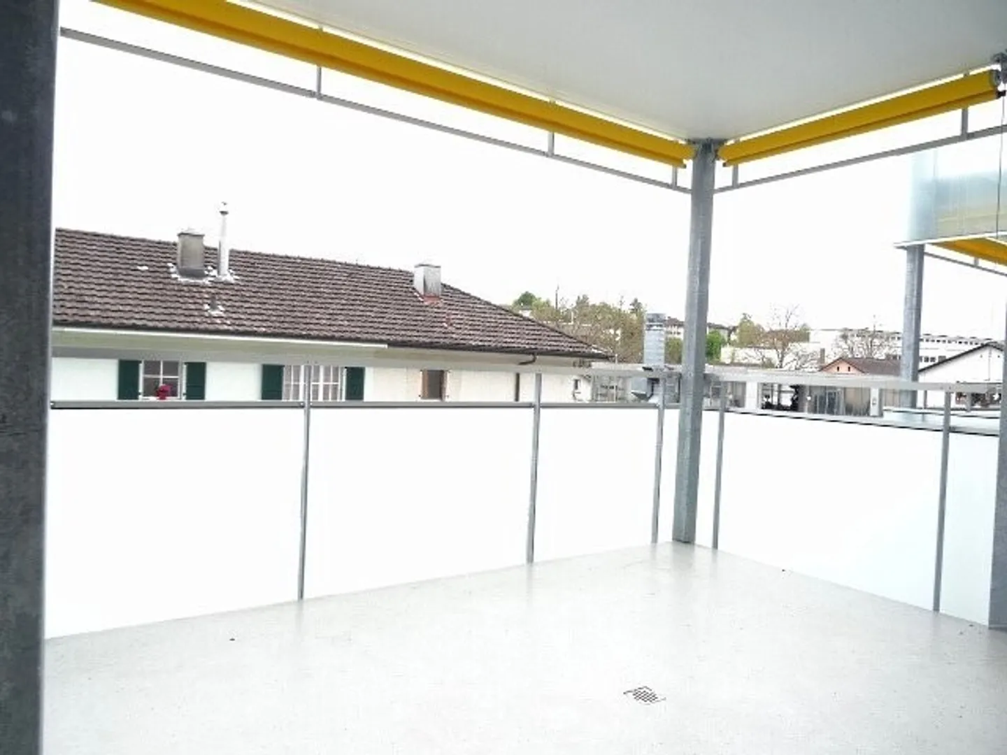 Appartement moderne de 4,5 pièces de 95 m² au 2ème étage avec grand balcon - Photo 8 sur 9