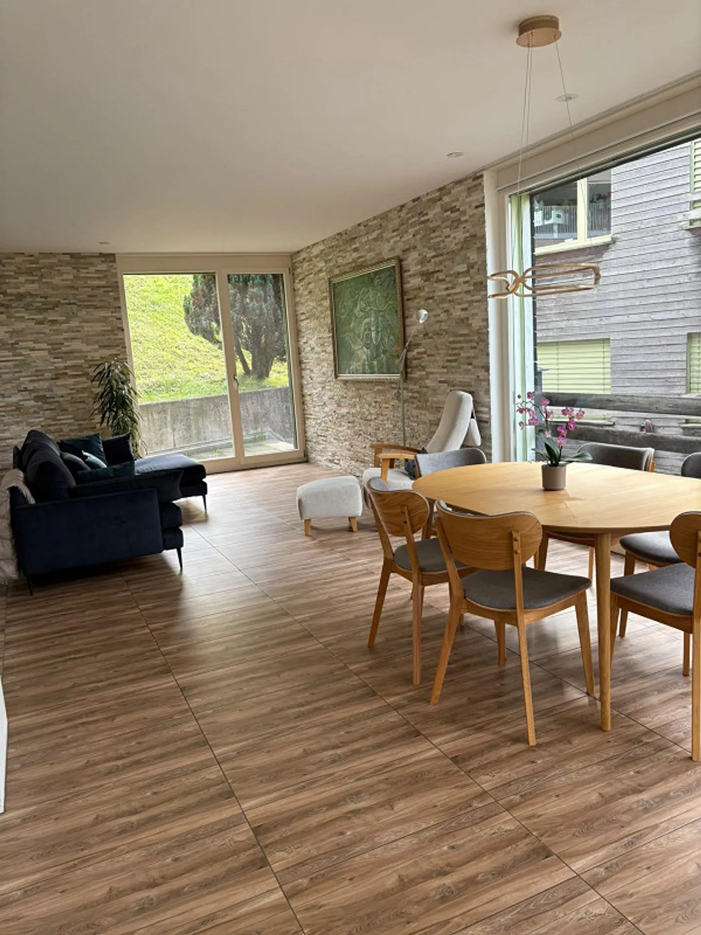 Detached 5.5-Room Family Home with Lake Views & 3 Parking Spaces - Photo 2 of 19