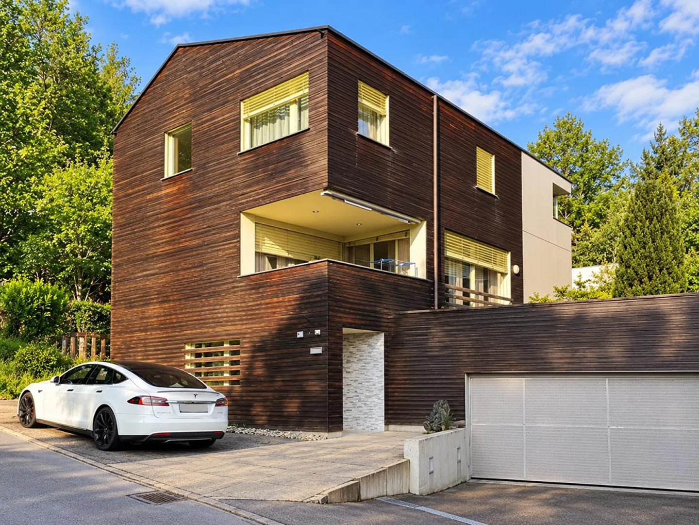 Detached 5.5-Room Family Home with Lake Views & 3 Parking Spaces - Photo 3 of 19