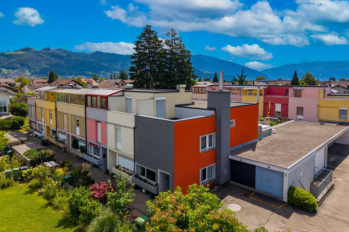 Casa angolare elegante con veranda e comfort abitativo moderno - Foto 2 di 9