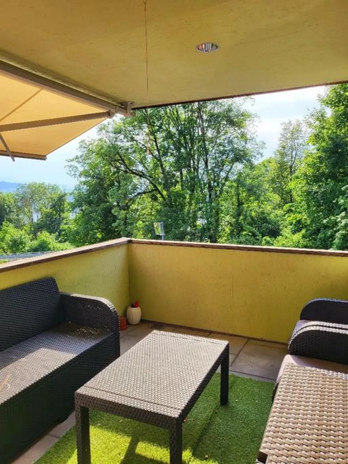 Detached 5.5-Room Family Home with Lake Views & 3 Parking Spaces - Photo 4 of 19