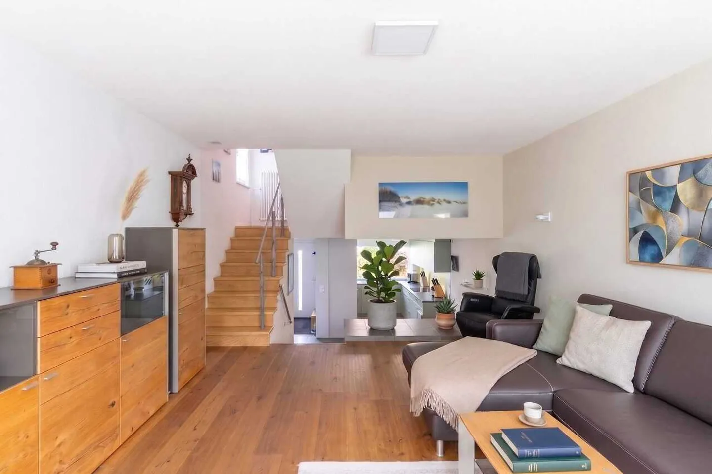 Casa angolare elegante con veranda e comfort abitativo moderno - Foto 3 di 9