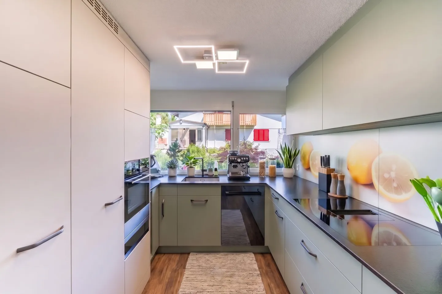 Casa angolare elegante con veranda e comfort abitativo moderno - Foto 4 di 9