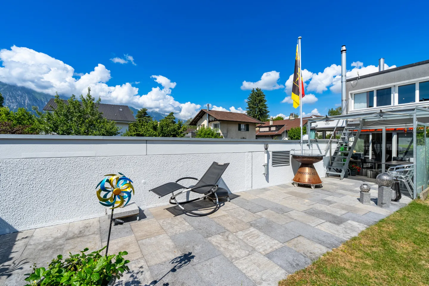 Casa angolare elegante con veranda e comfort abitativo moderno - Foto 8 di 9