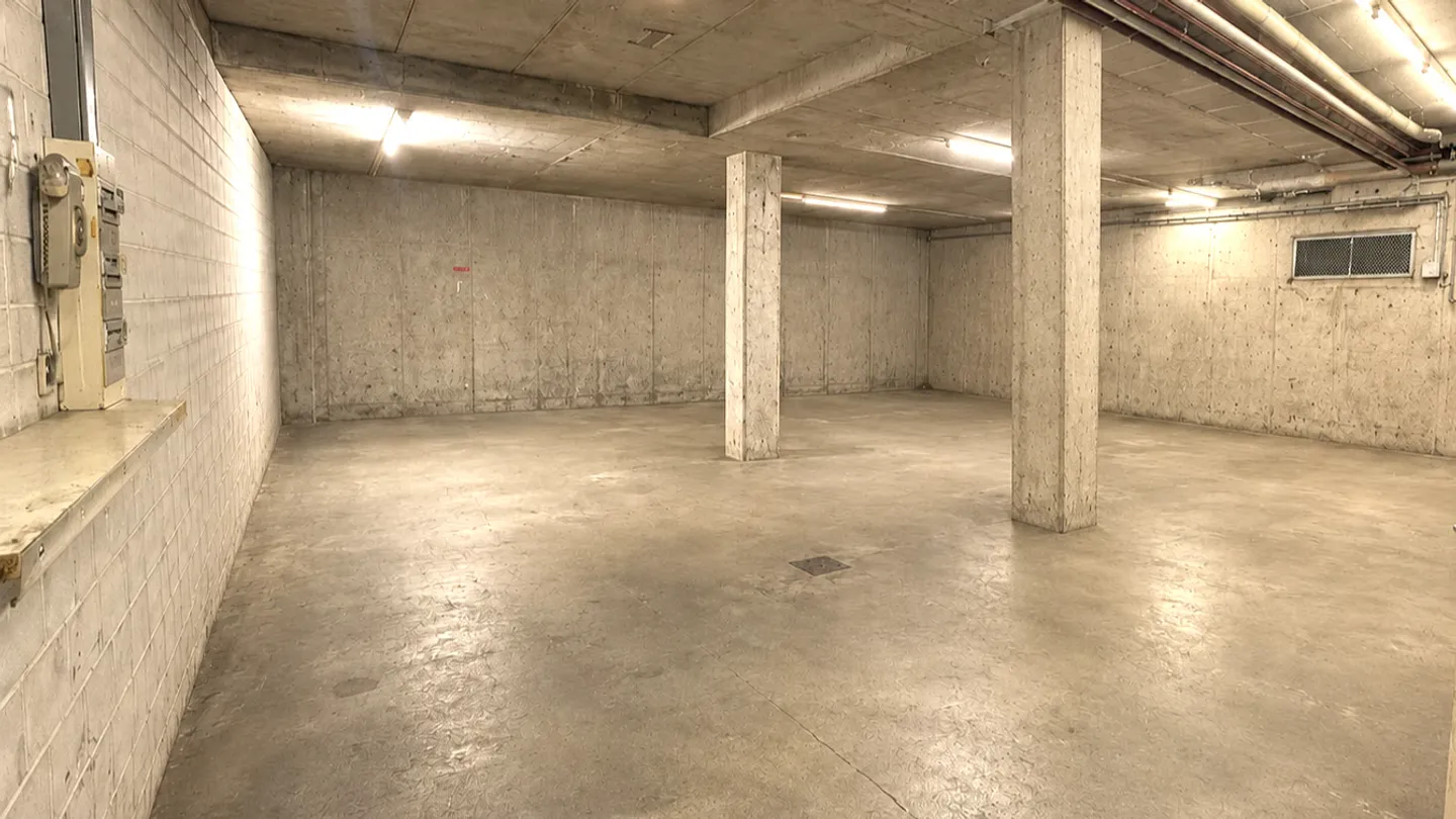 Storage space 145 m² in commercial building in Adliswil - Photo 2 of 2