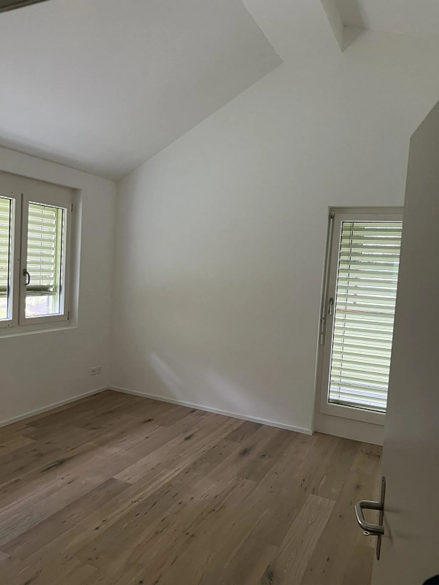 Detached 5.5-Room Family Home with Lake Views & 3 Parking Spaces - Photo 15 of 19