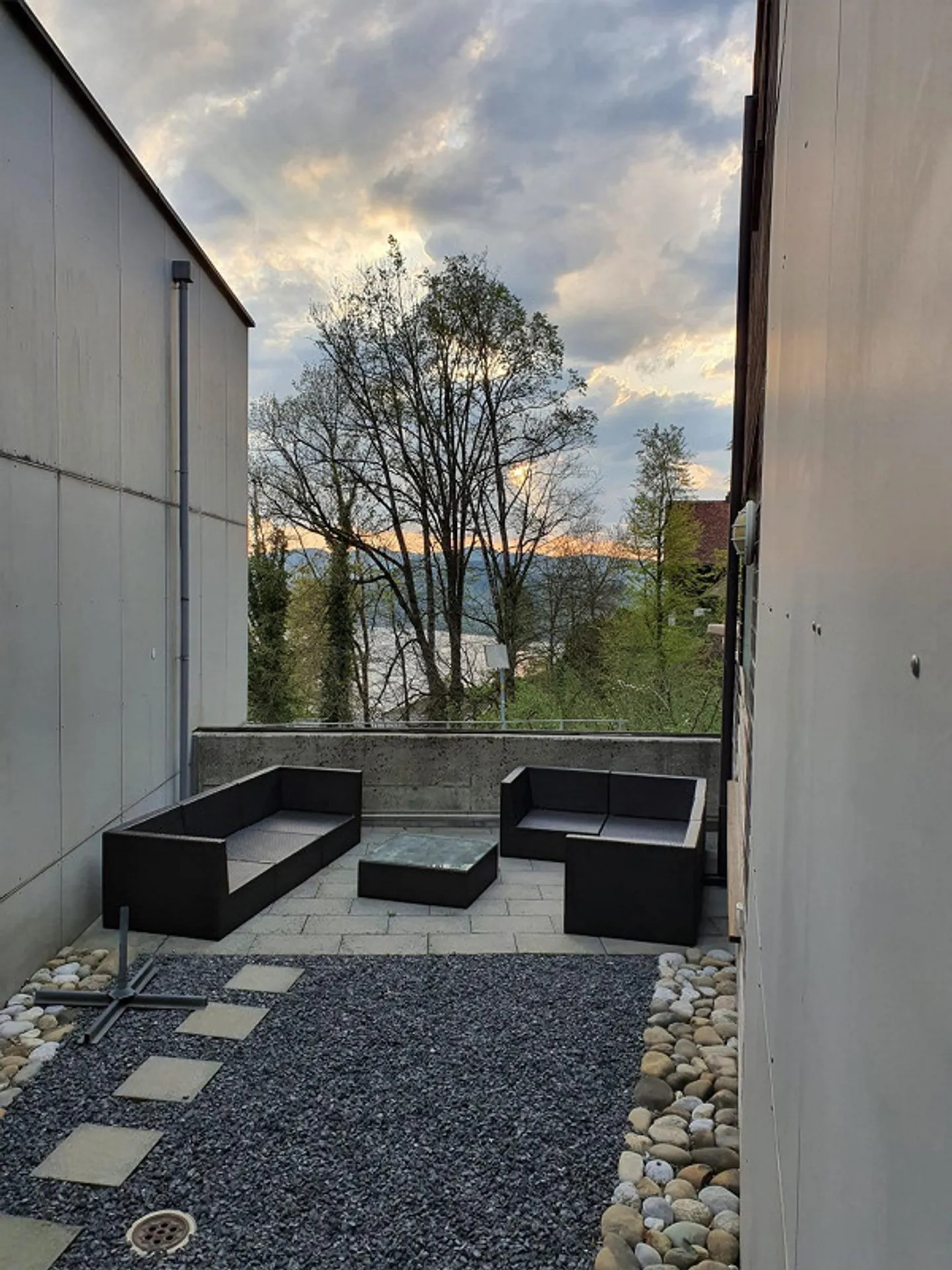 Detached 5.5-Room Family Home with Lake Views & 3 Parking Spaces - Photo 14 of 19