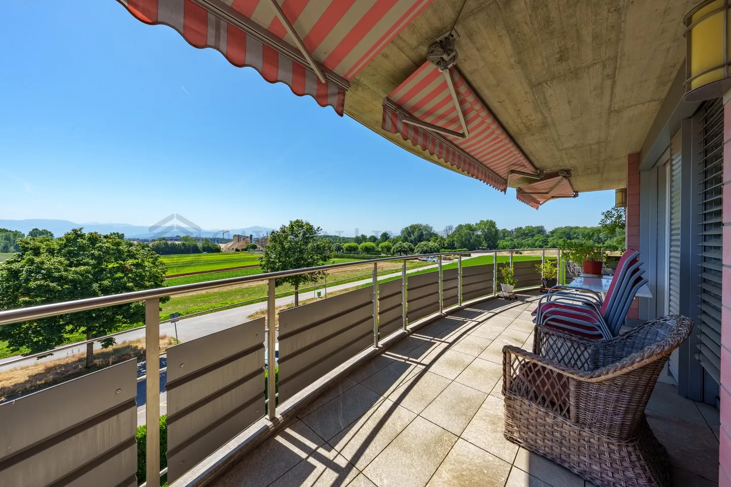 Appartement spacieux avec vue alpine - Photo 2 sur 14