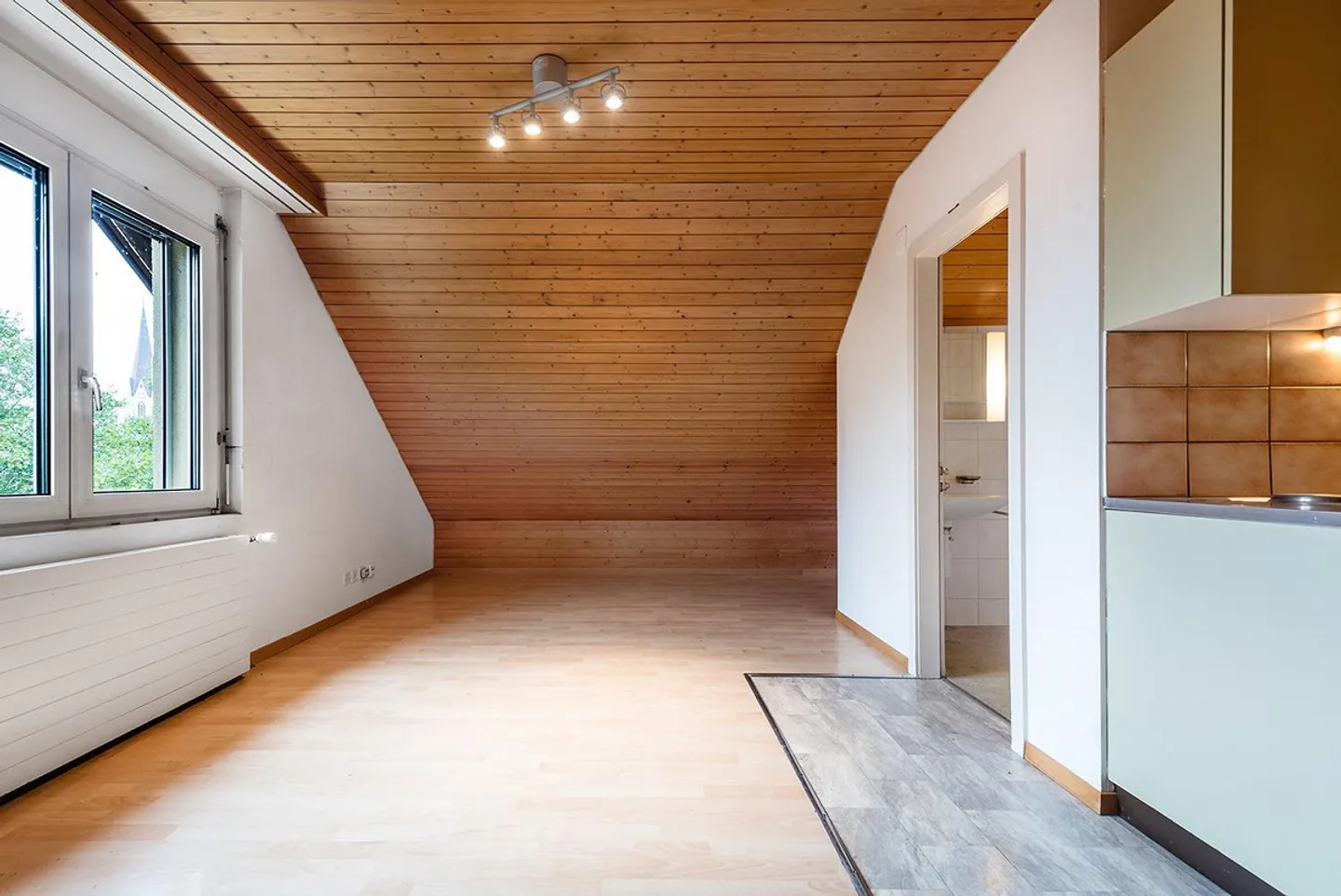 Living Above the Clouds - Cozy Single Room with a View - Photo 3 of 5