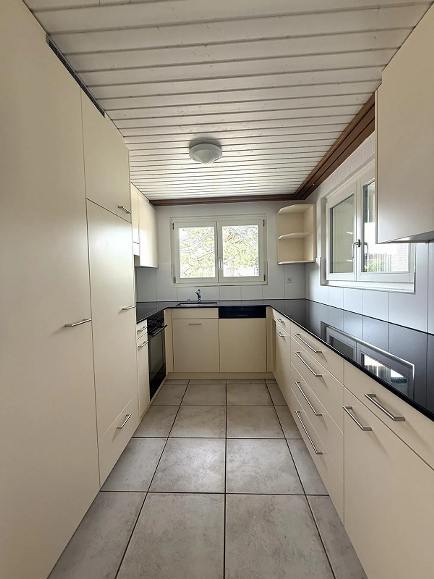 Appartement 4 pièces confortable avec grande terrasse dans un endroit calme - Photo 2 sur 10