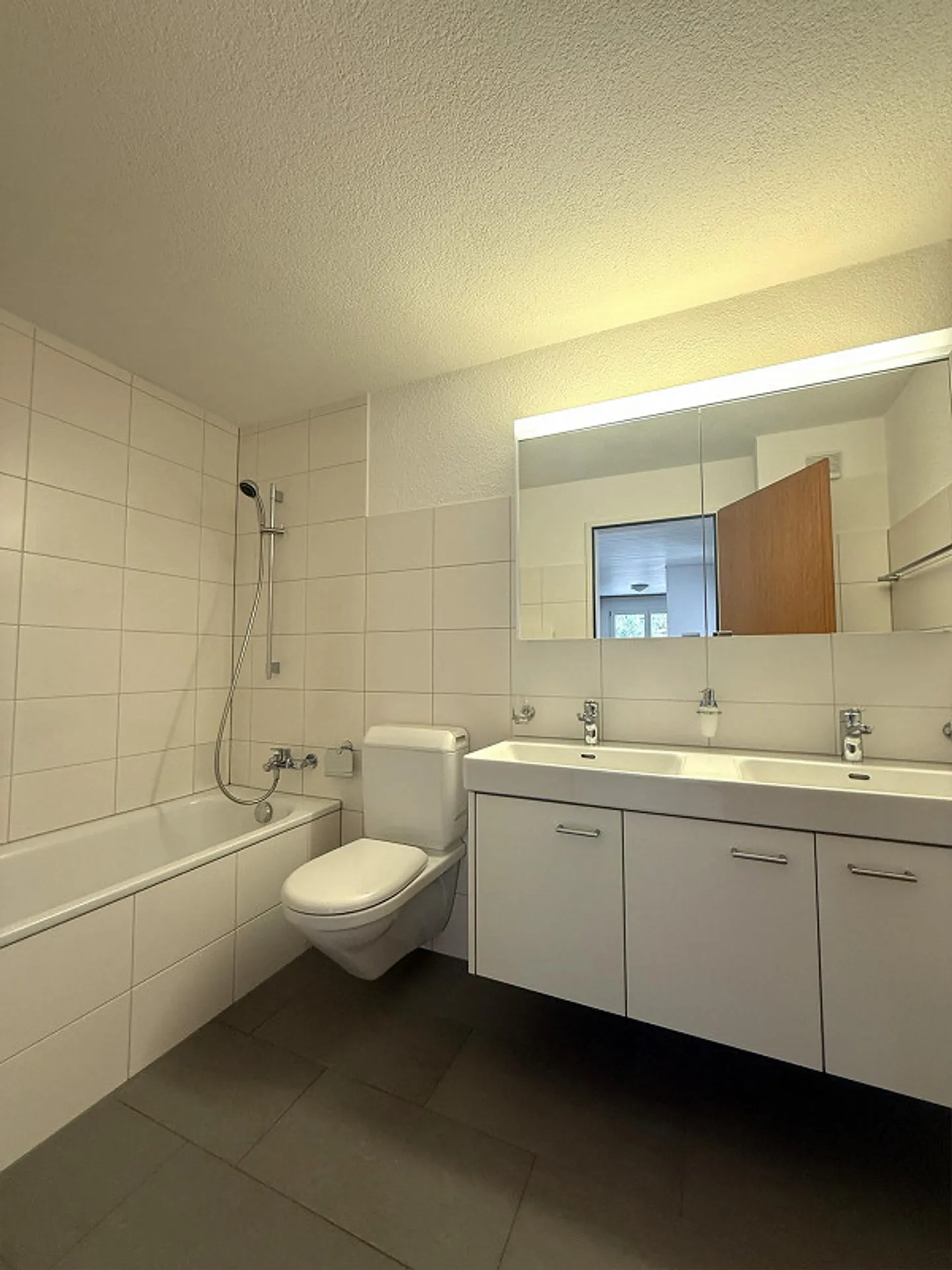Appartement 4 pièces confortable avec grande terrasse dans un endroit calme - Photo 7 sur 10